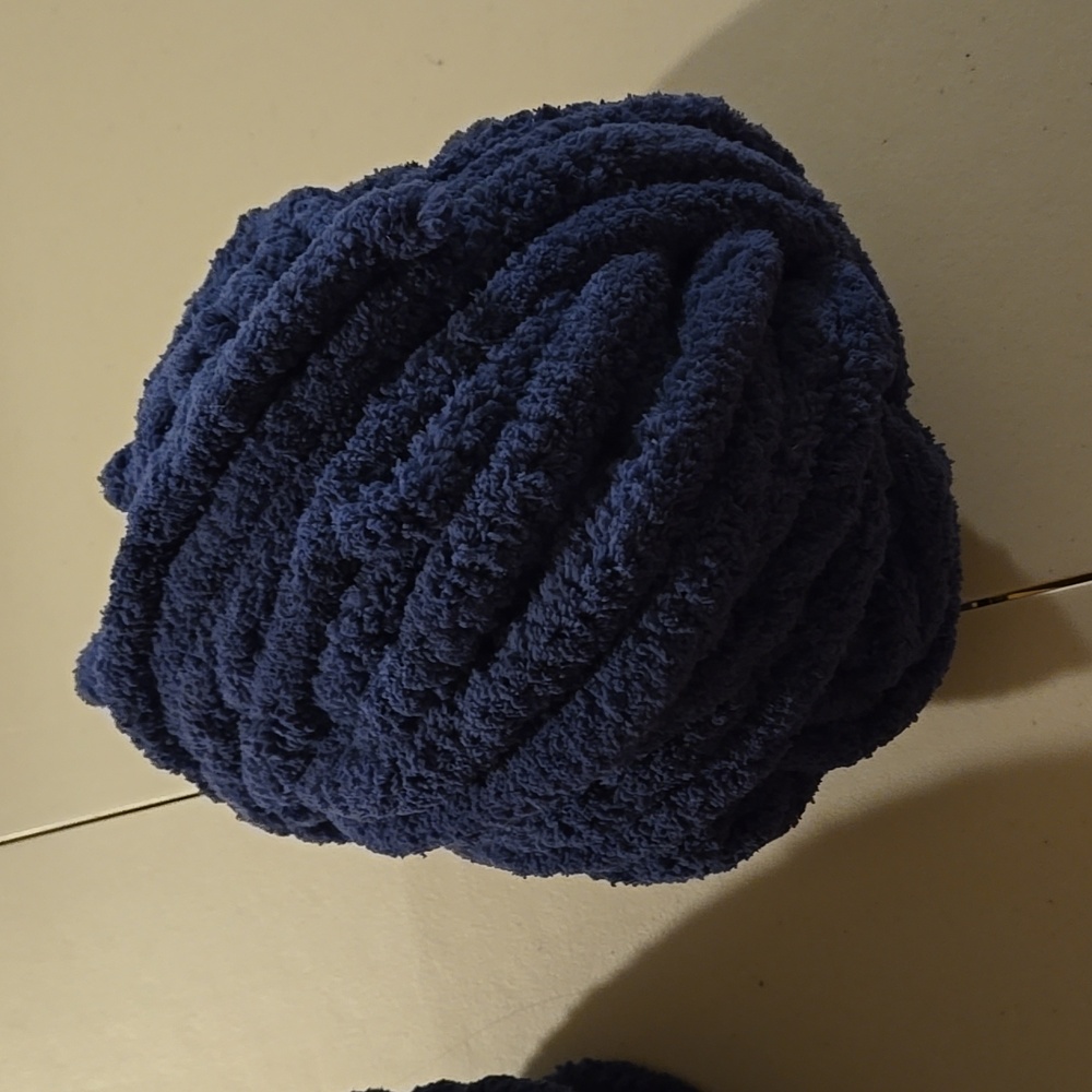 Yarn ( thick finger yarn) - Picture 3 of 5